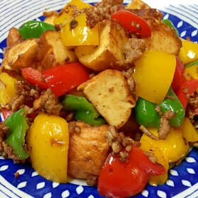 厚揚げとひき肉のカレー炒め♪パプリカで彩りプラス